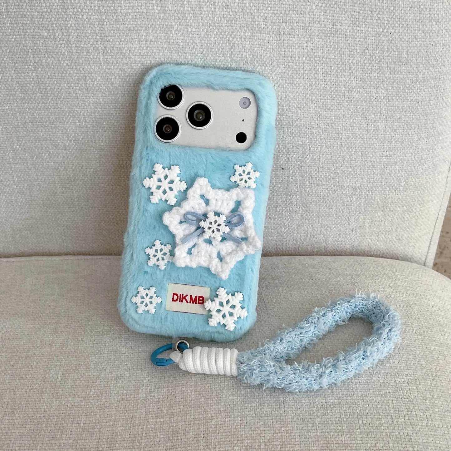 もこもこファー iPhoneケース｜雪モチーフ・ストラップ付き #240314