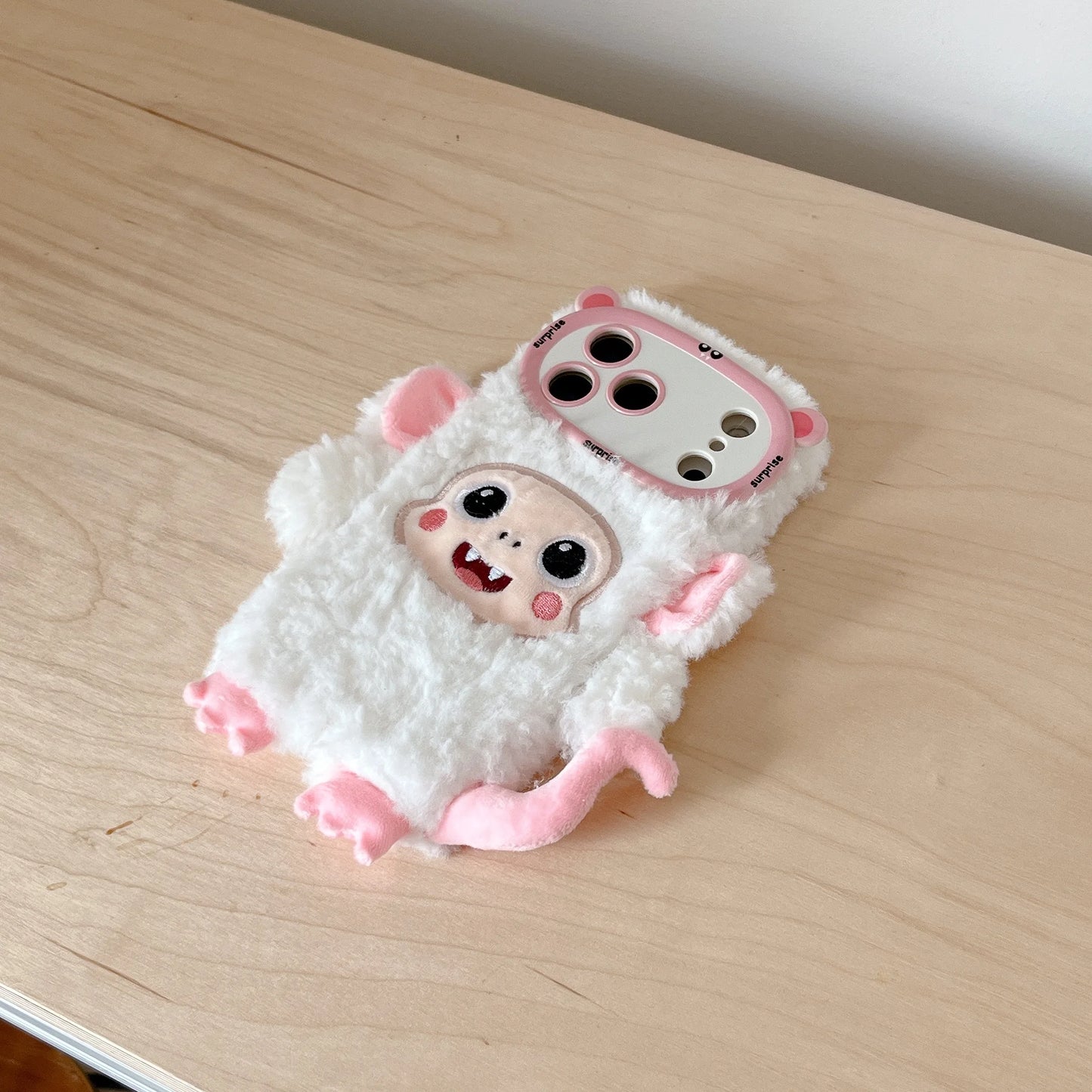【アニマルフェイスシリーズ】ピンク＆ホワイト モンキー スマホケース｜ふわもこ立体デザイン × 尻尾付き｜iPhone対応 #241129