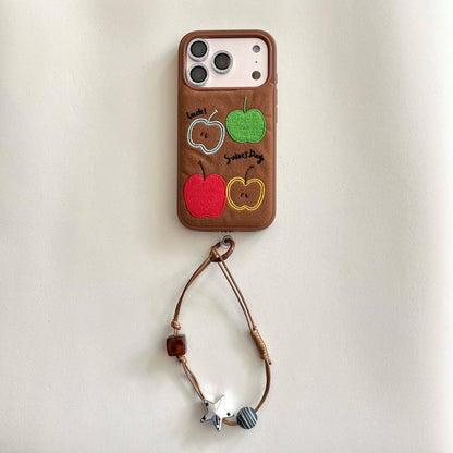 【スウィートアップル】刺繍りんご × ブラウン フェルト風 スマホケース｜iPhone対応 #250218