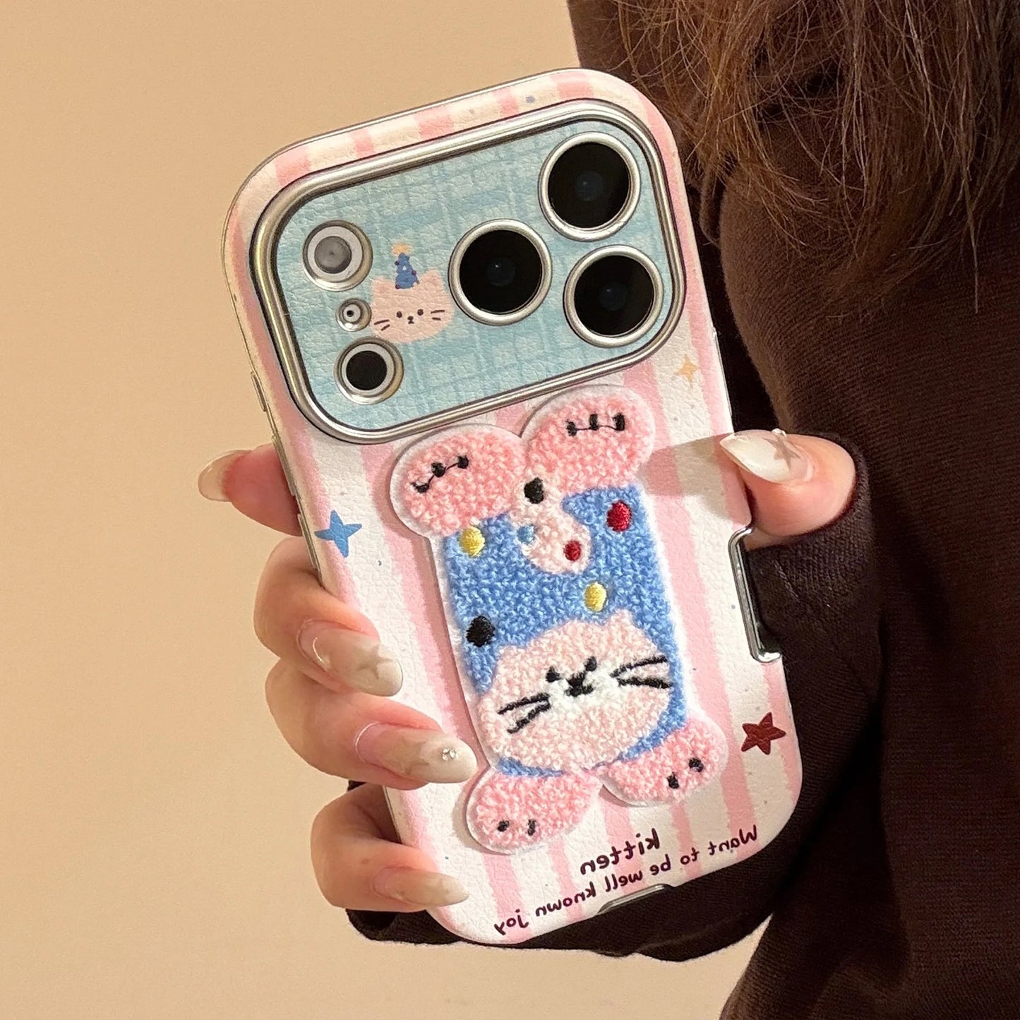 【ふわもこアニマル】立体刺繍 × ポップイラスト ワンチャン ネコちゃん スマホケース｜iPhone対応 #240830