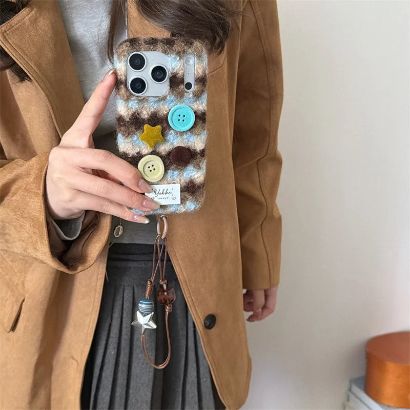 【ボタンニットチェック】レトロボタン × もこもこファー スマホケース｜iPhone対応 #250121
