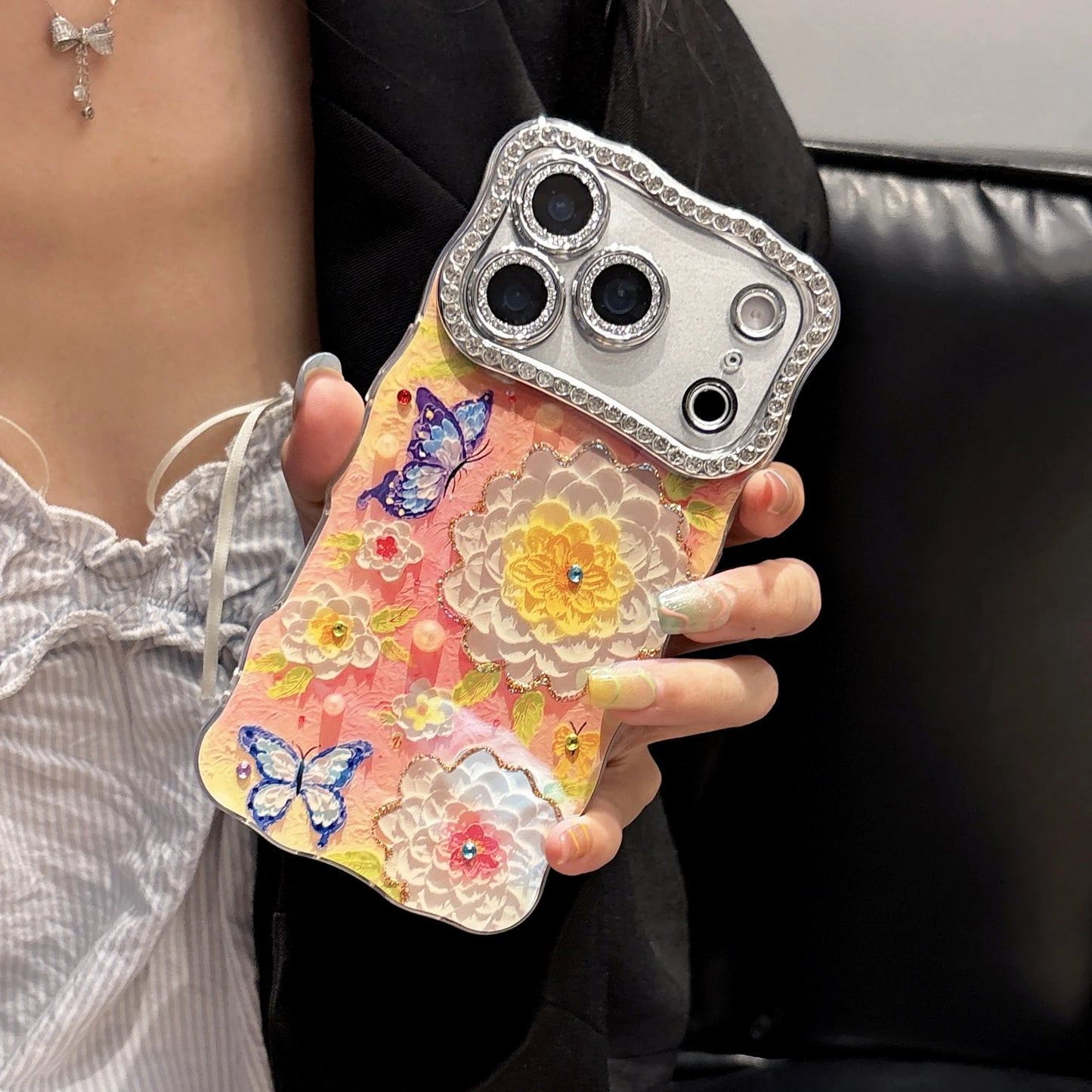 バタフライ フラワーデコ iPhoneケース｜ビジュー ウェーブフレーム 華やかデザイン #240321