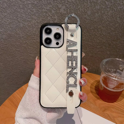 【カスタムシリーズ】名入れOK✨ キルティングスマホケース – ストラップ付き＆ストーン装飾｜iPhone対応 #250625