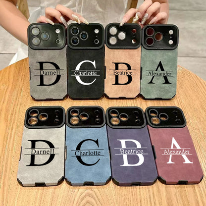 【カスタムシリーズ】ビッグ頭文字イニシャル 名入れ レザー調 ソフトスマホケース｜iPhone対応 #240721