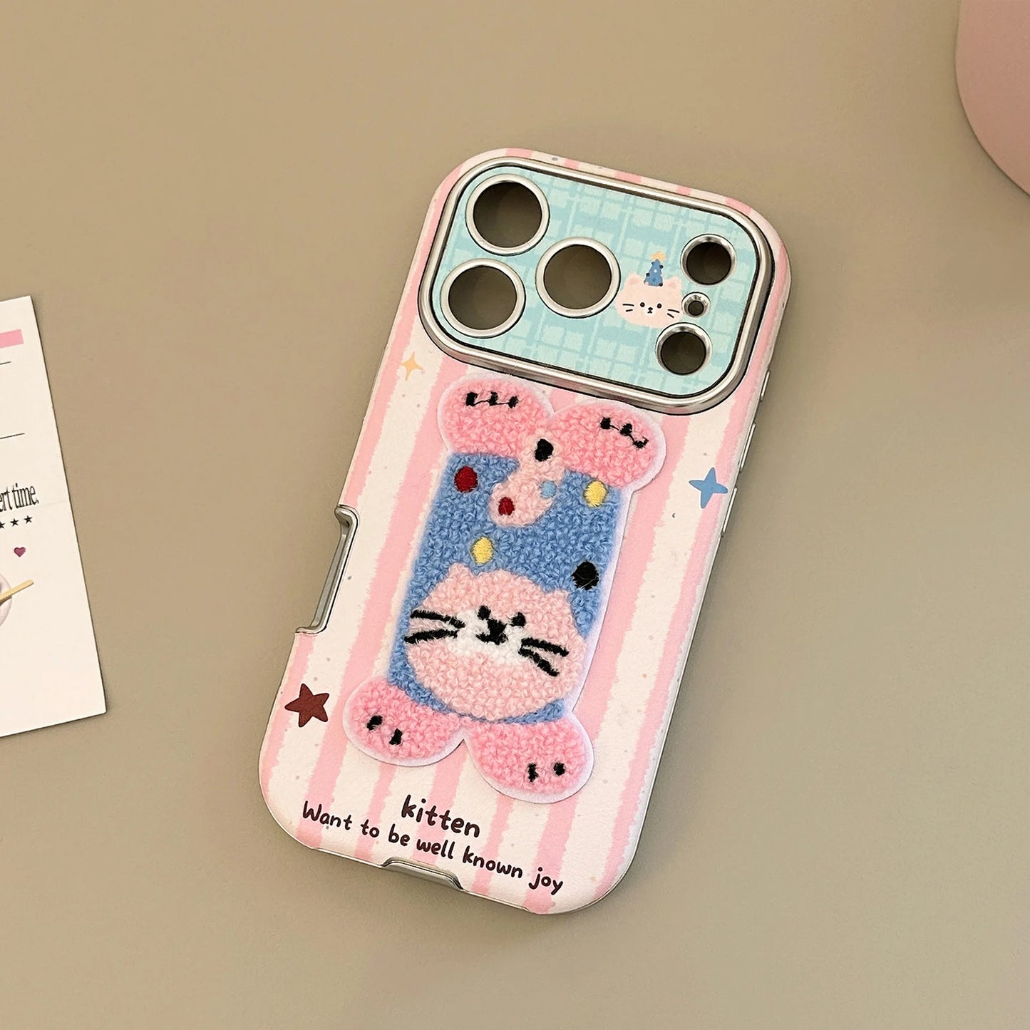 【ふわもこアニマル】立体刺繍 × ポップイラスト ワンチャン ネコちゃん スマホケース｜iPhone対応 #240830