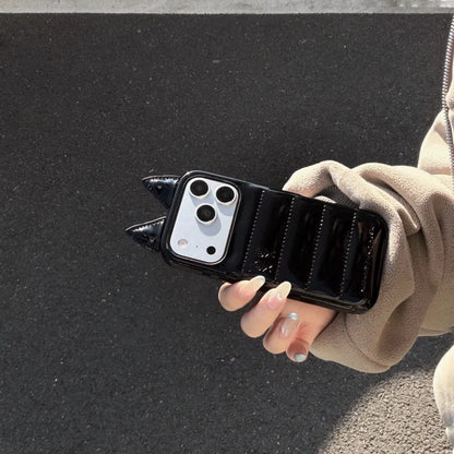 【猫耳シリーズ】キルティング ダウンジャケット風 iPhoneケース #240219