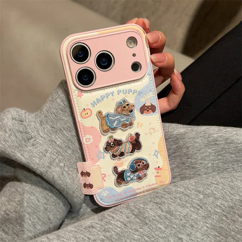 【HAPPY PUPPY】ふわもこ3匹わんこ × 立体刺繍 ガーリースマホケース｜iPhone対応 #240821