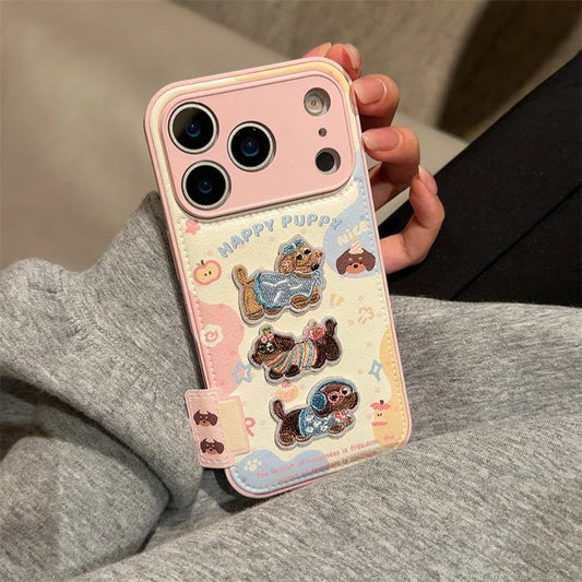 【HAPPY PUPPY】ふわもこ3匹わんこ × 立体刺繍 ガーリースマホケース｜iPhone対応 #240821