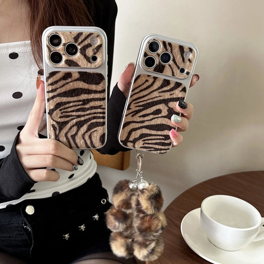 【アニマルシリーズ】ゼブラ柄 ポンポンファーストラップ付き スマホケース｜iPhone対応 #240709