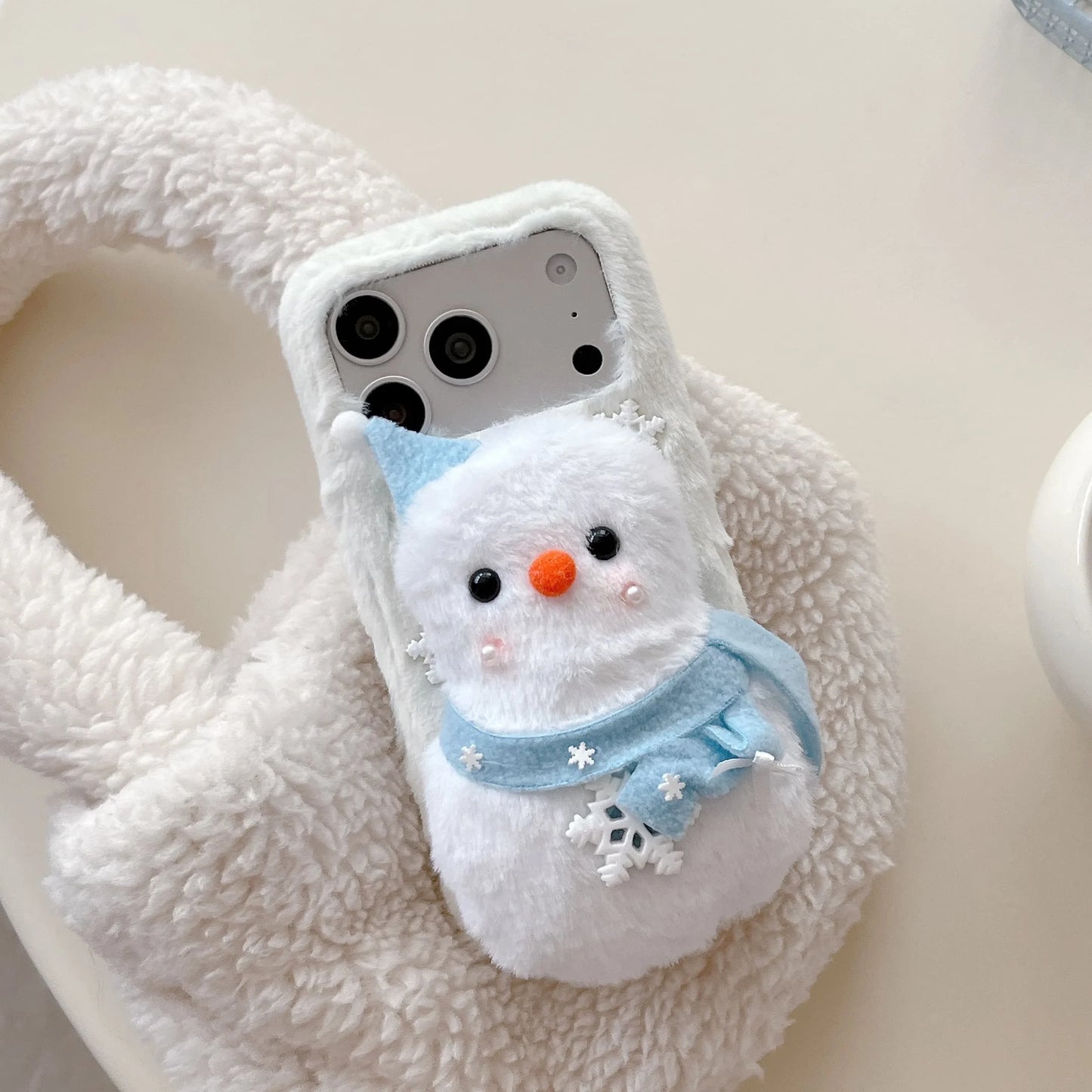 スノーマン 雪だるま iPhoneケース｜立体ぬいぐるみ・ストラップ付き #240307