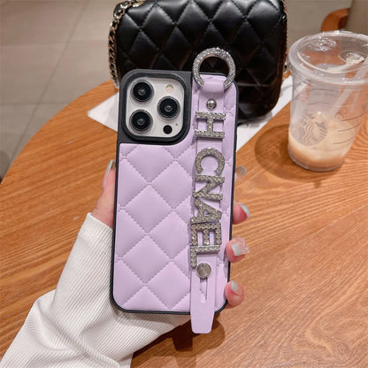 【カスタムシリーズ】名入れOK✨ キルティングスマホケース – ストラップ付き＆ストーン装飾｜iPhone対応 #250625