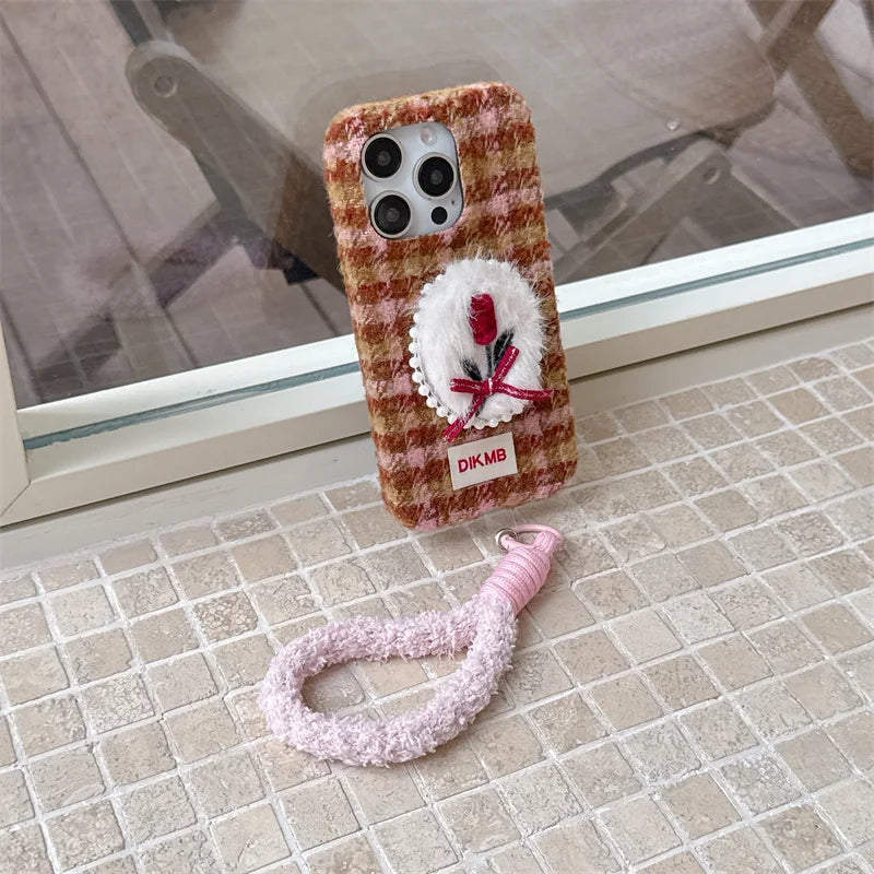 【チェックファーチューリップ】リボン スマホケース 立体刺繍×ふわもこストラップ付き｜iPhone対応 #241206