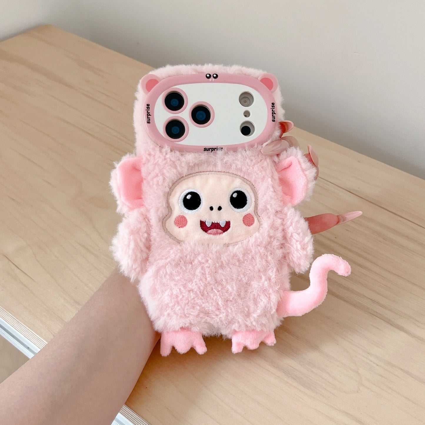【アニマルフェイスシリーズ】ピンク＆ホワイト モンキー スマホケース｜ふわもこ立体デザイン × 尻尾付き｜iPhone対応 #241129