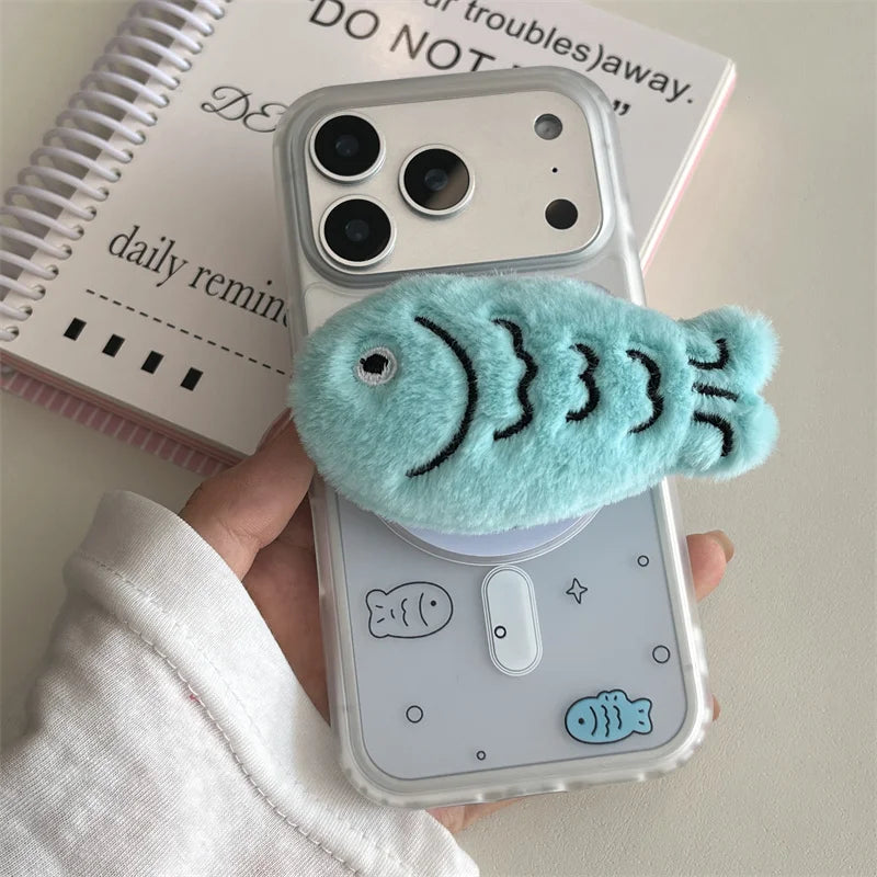【Magsafe対応】ふわふわ 3D フィッシュファー ポップスタンド × クリアデザイン スマホケース｜iPhone対応 #241226