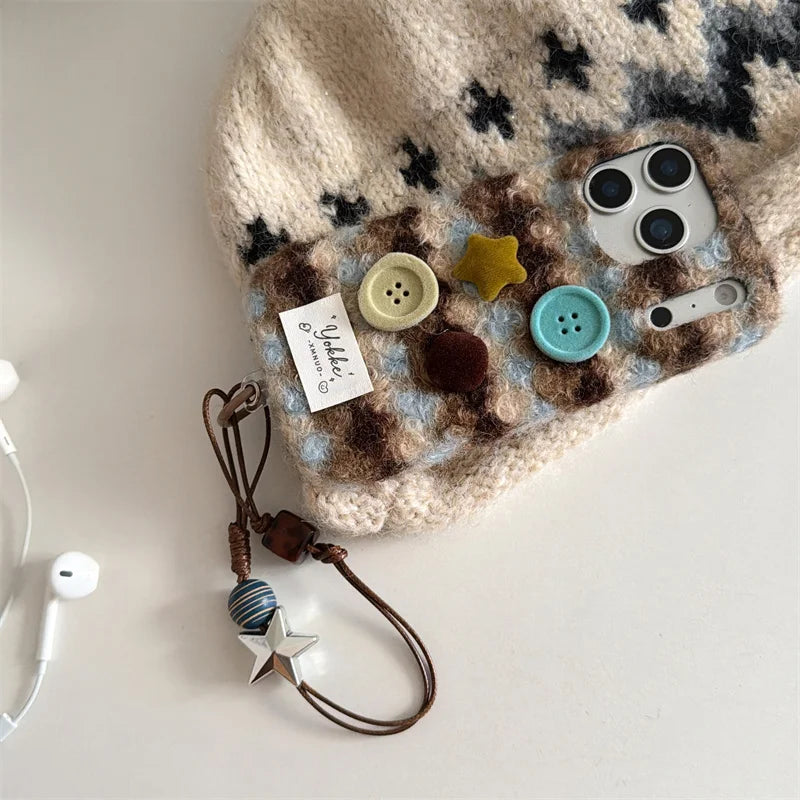 【ボタンニットチェック】レトロボタン × もこもこファー スマホケース｜iPhone対応 #250121
