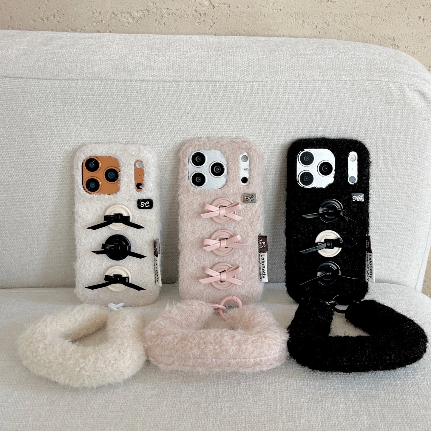 【もこもこファーシリーズ】ふわふわボア素材 リボンボタン ハンドストラップ付き スマホケース｜iPhone対応 #241211