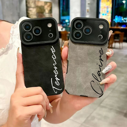 【カスタムシリーズ】筆記体名入れ 縦書き スエード調 ソフトスマホケース｜iPhone対応 #240720
