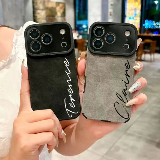 【カスタムシリーズ】筆記体名入れ 縦書き スエード調 ソフトスマホケース｜iPhone対応 #240720