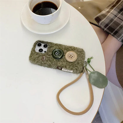 【もこもこファーボタン】 ストラップ付き ニット スマホケース｜iPhone対応 #250202