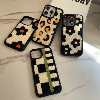 【もこもこレトロパターン】刺繍風パイル×アート柄 スマホケース｜iPhone対応 #250616