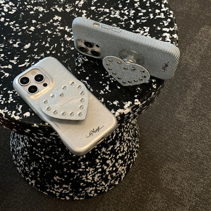 【スタッズハートスタンド】レザー デニム ハート×シルバースタッズ スマホケース｜iPhone対応 #250327
