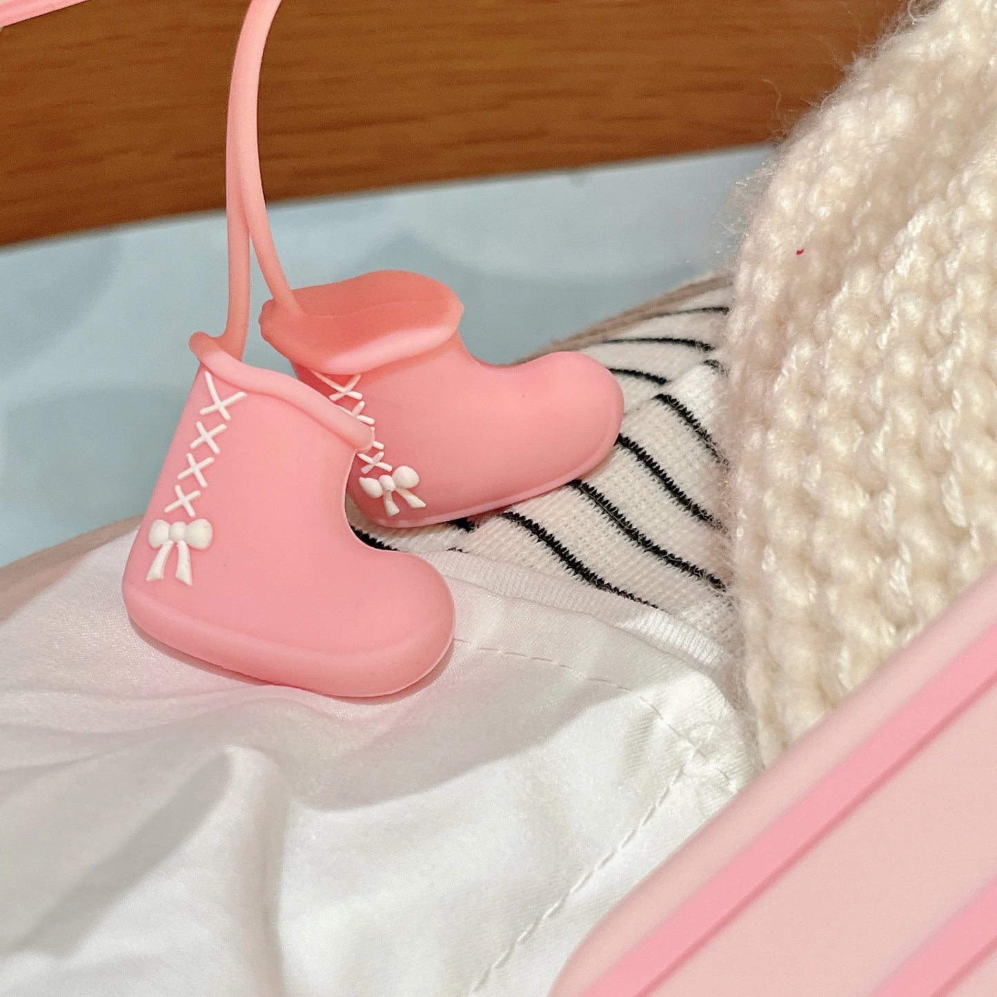 【ドーリーピンク】立体リボン＆ソックスモチーフ ピンクストライプ スマホケース｜iPhone対応 #240626