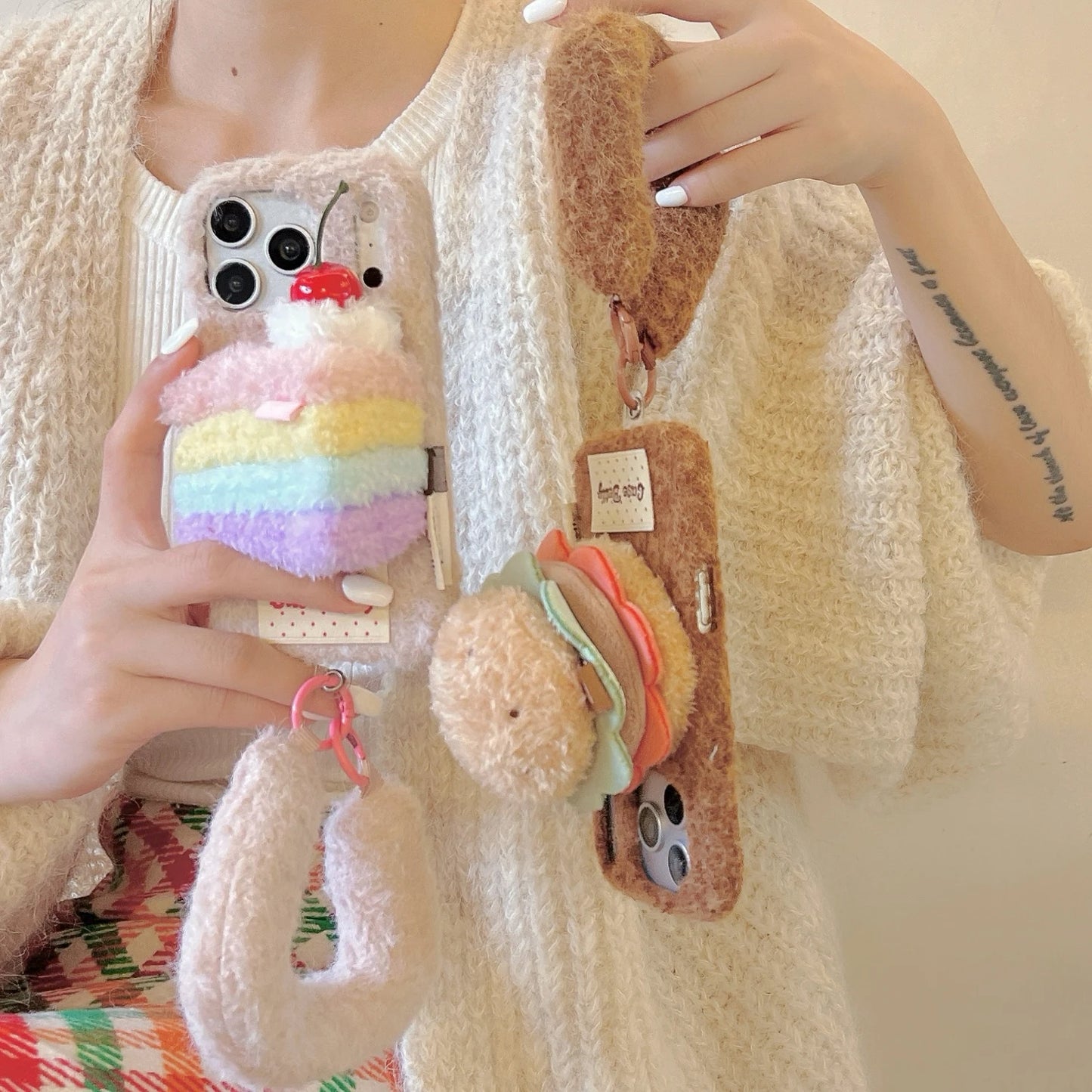 【スイーツモチーフシリーズ】レインボーケーキ ＆ ハンバーガー スマホケース｜ふわもこ立体デザイン × ハンドストラップ付き｜iPhone対応 #241201