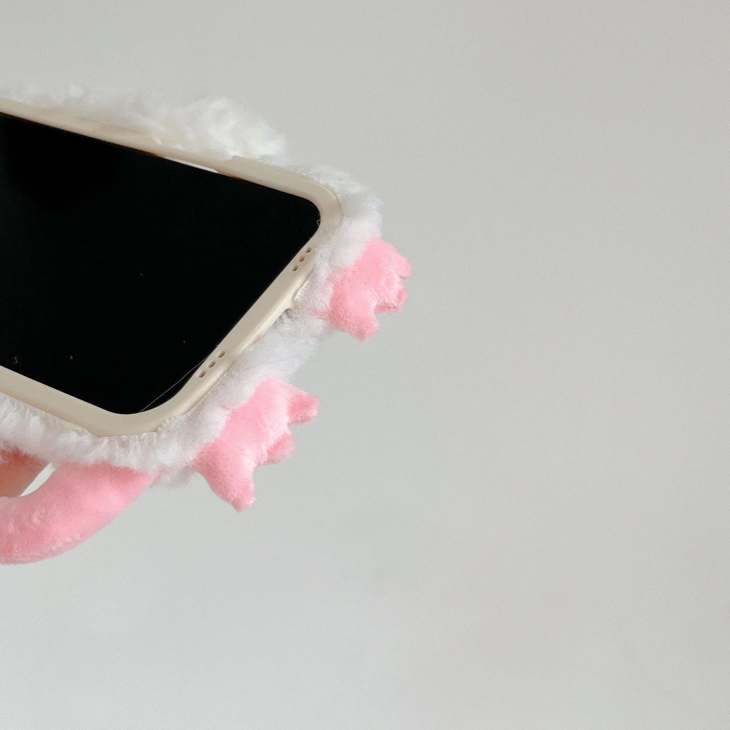 【アニマルフェイスシリーズ】ピンク＆ホワイト モンキー スマホケース｜ふわもこ立体デザイン × 尻尾付き｜iPhone対応 #241129