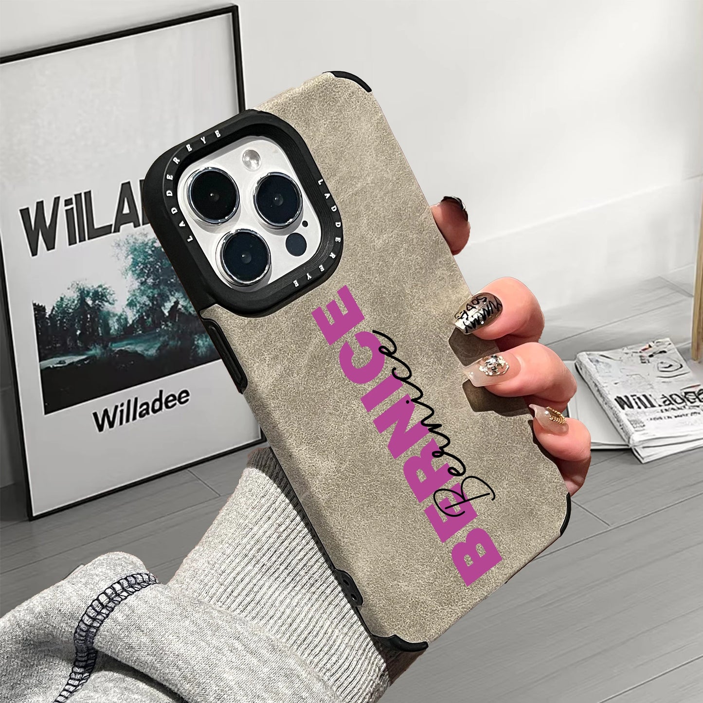 【カスタムシリーズ】名入れ レザー調 iPhoneケース｜英字ロゴデザイン 筆記体 #260218