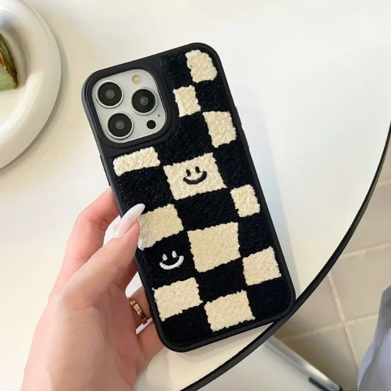 【もこもこレトロパターン】刺繍風パイル×アート柄 スマホケース｜iPhone対応 #250616