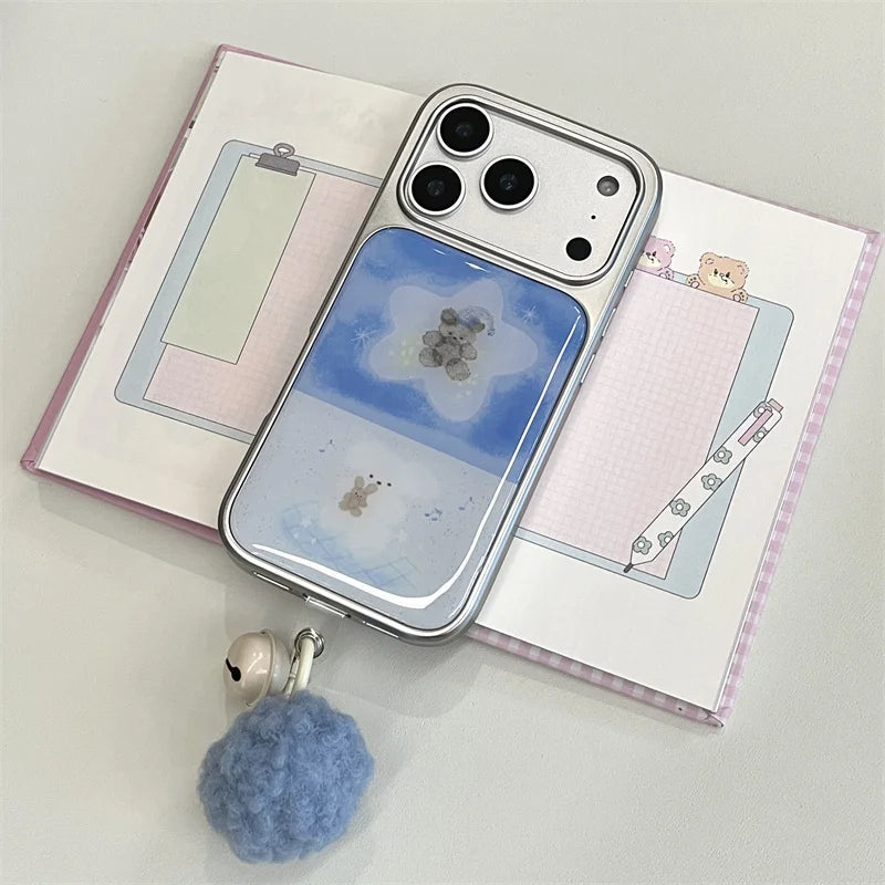 【グラデくまちゃん】雲 にじみブルーグラデーション ポンポンチャーム付き スマホケース｜iPhone対応 #241004