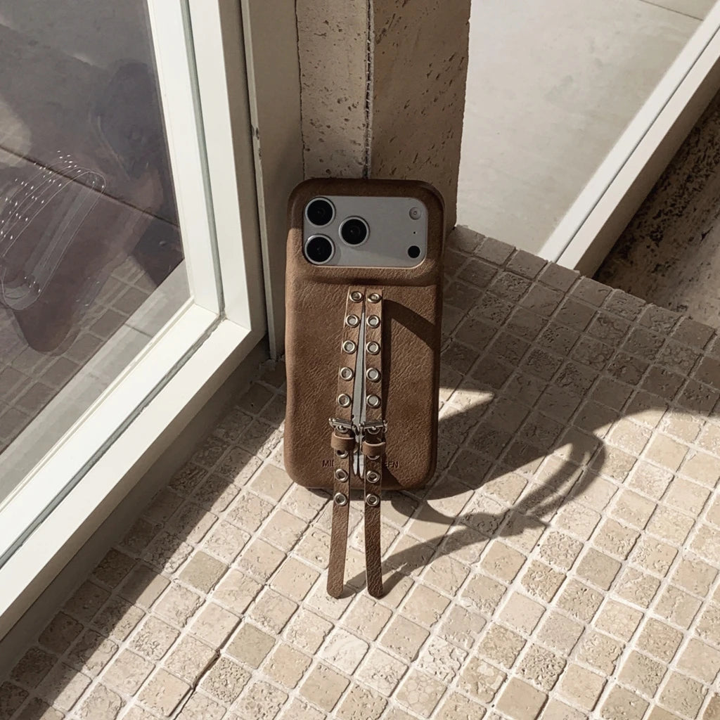 【レザーベルトデザイン】ヴィンテージ風 ダブルハンドストラップ スマホケース｜iPhone対応 #240707