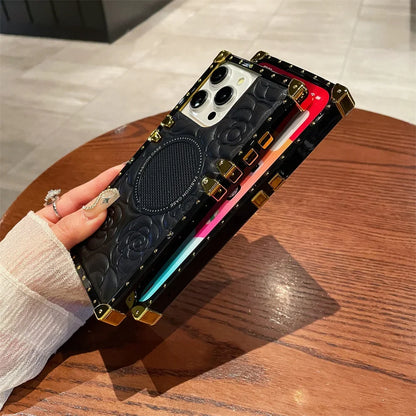 【スクエアシリーズ】キルティングレザー フラワー型押し スタッズスクエアケース｜iPhone対応 #250819