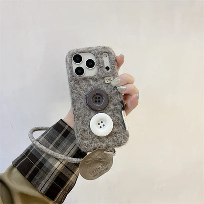 【もこもこファーボタン】 ストラップ付き ニット スマホケース｜iPhone対応 #250202