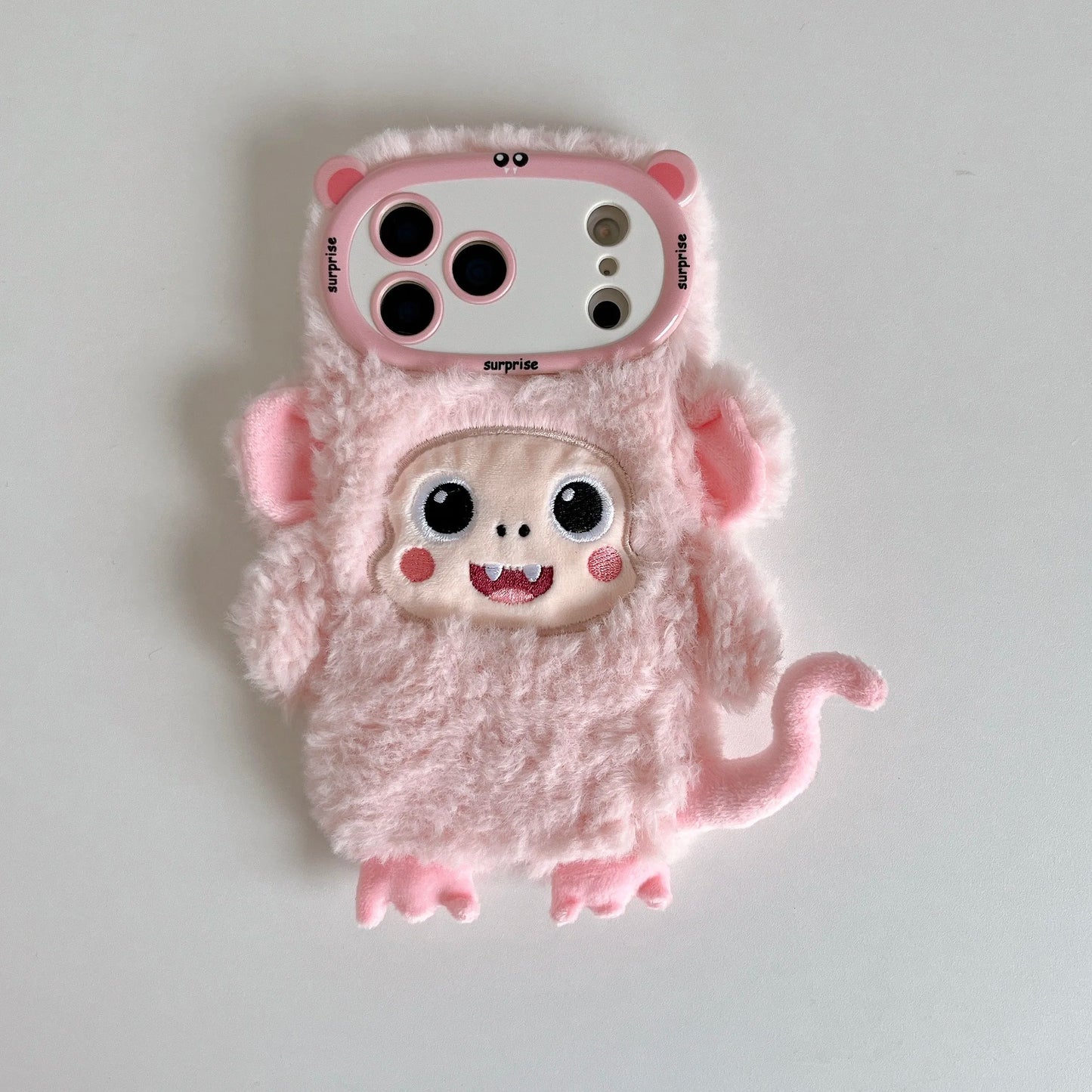 【アニマルフェイスシリーズ】ピンク＆ホワイト モンキー スマホケース｜ふわもこ立体デザイン × 尻尾付き｜iPhone対応 #241129