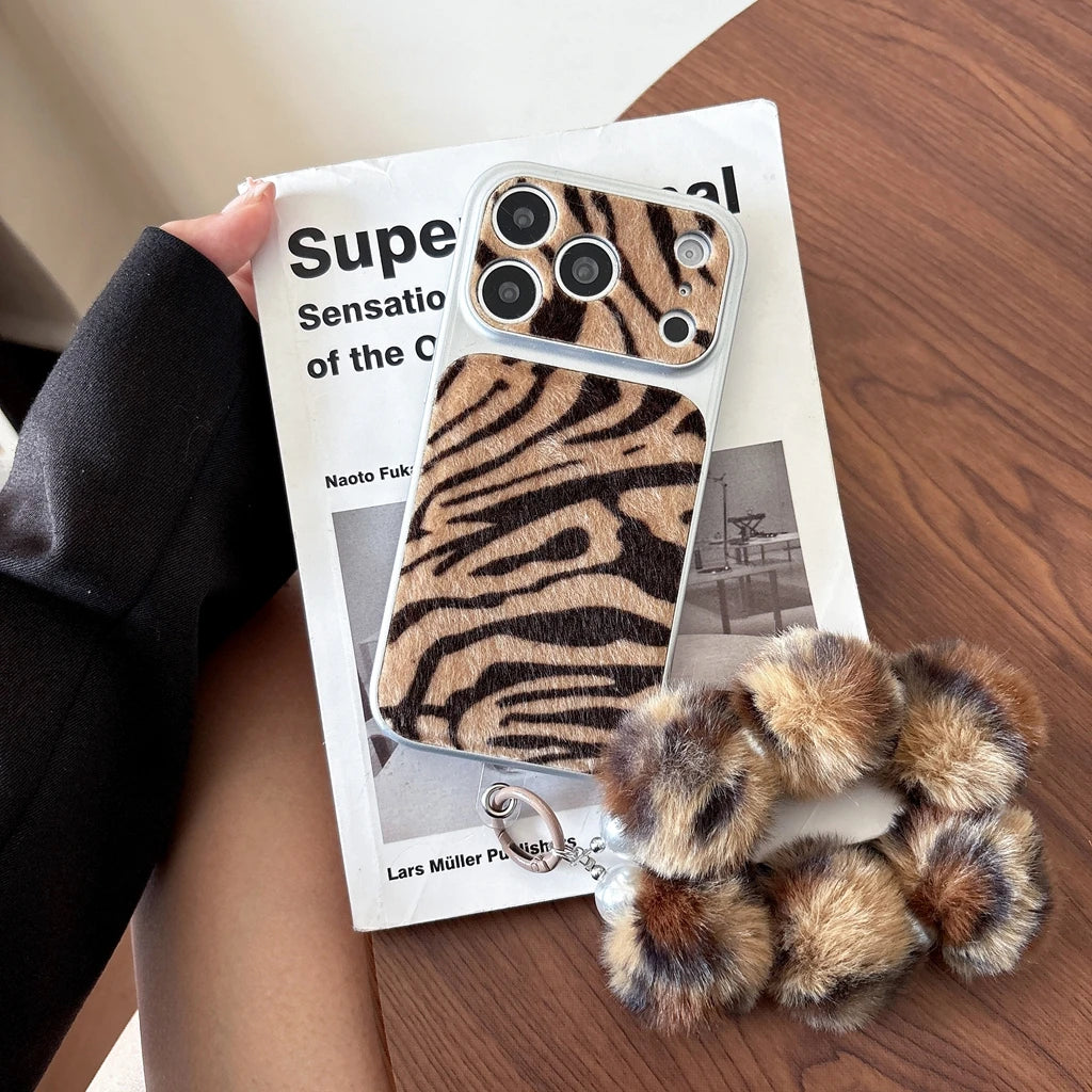 【アニマルシリーズ】ゼブラ柄 ポンポンファーストラップ付き スマホケース｜iPhone対応 #240709