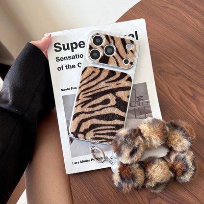 【アニマルシリーズ】ゼブラ柄 ポンポンファーストラップ付き スマホケース｜iPhone対応 #240709