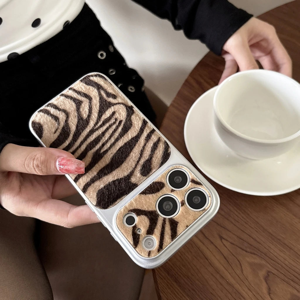 【アニマルシリーズ】ゼブラ柄 ポンポンファーストラップ付き スマホケース｜iPhone対応 #240709