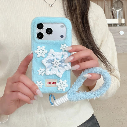もこもこファー iPhoneケース｜雪モチーフ・ストラップ付き #240314
