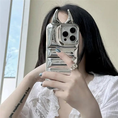 【デビルホーンシェル】ツノ×エアパフ風メタリックデザイン スマホケース｜iPhone対応 #250612