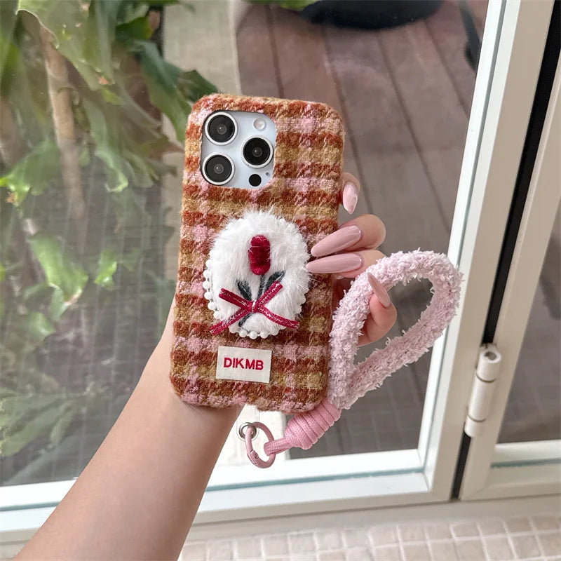 【チェックファーチューリップ】リボン スマホケース 立体刺繍×ふわもこストラップ付き｜iPhone対応 #241206