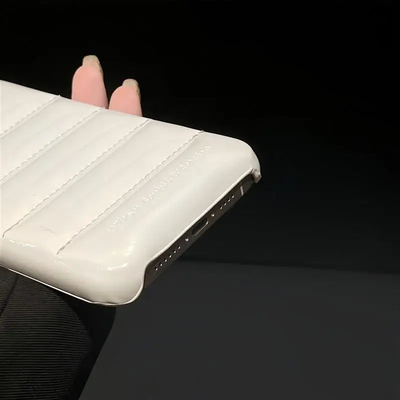 【デビルホーンシェル】ツノ×エアパフ風メタリックデザイン スマホケース｜iPhone対応 #250612