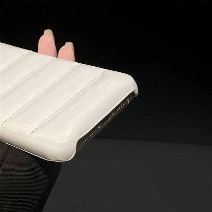 【デビルホーンシェル】ツノ×エアパフ風メタリックデザイン スマホケース｜iPhone対応 #250612