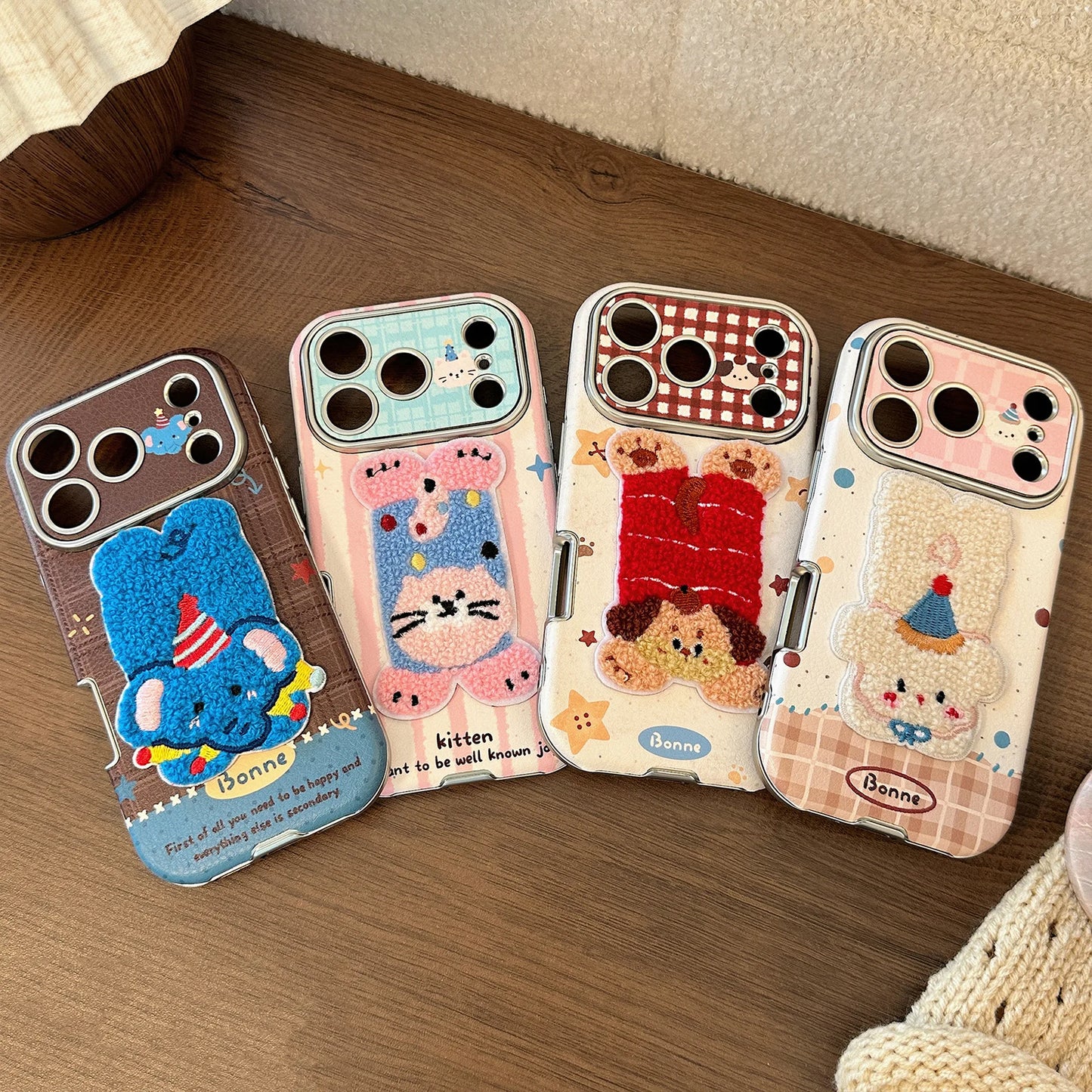 【ふわもこアニマル】立体刺繍 × ポップイラスト ワンチャン ネコちゃん スマホケース｜iPhone対応 #240830