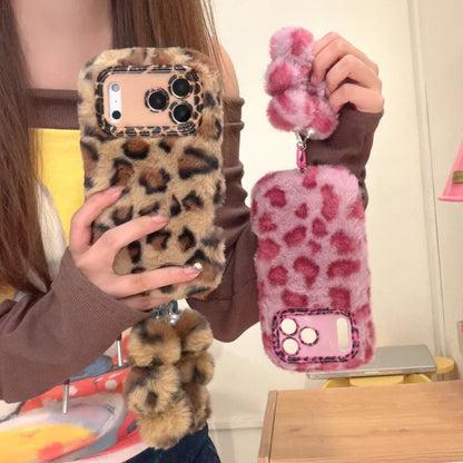 【レオパードファーポンポン】もこもこ アニマル ヒョウ柄 × ふわふわチャーム スマホケース｜iPhone対応 #250104