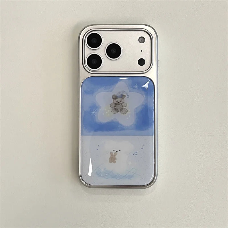 【グラデくまちゃん】雲 にじみブルーグラデーション ポンポンチャーム付き スマホケース｜iPhone対応 #241004