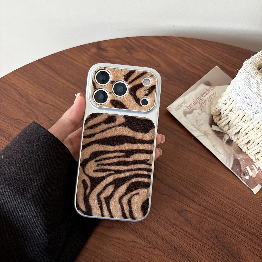 【アニマルシリーズ】ゼブラ柄 ポンポンファーストラップ付き スマホケース｜iPhone対応 #240709