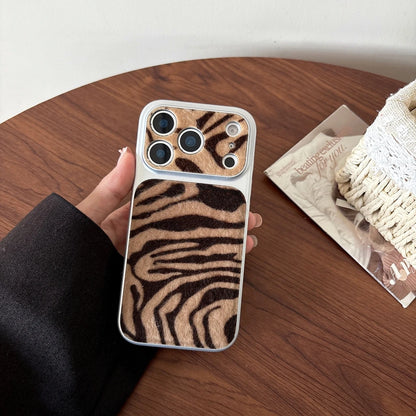 【アニマルシリーズ】ゼブラ柄 ポンポンファーストラップ付き スマホケース｜iPhone対応 #240709