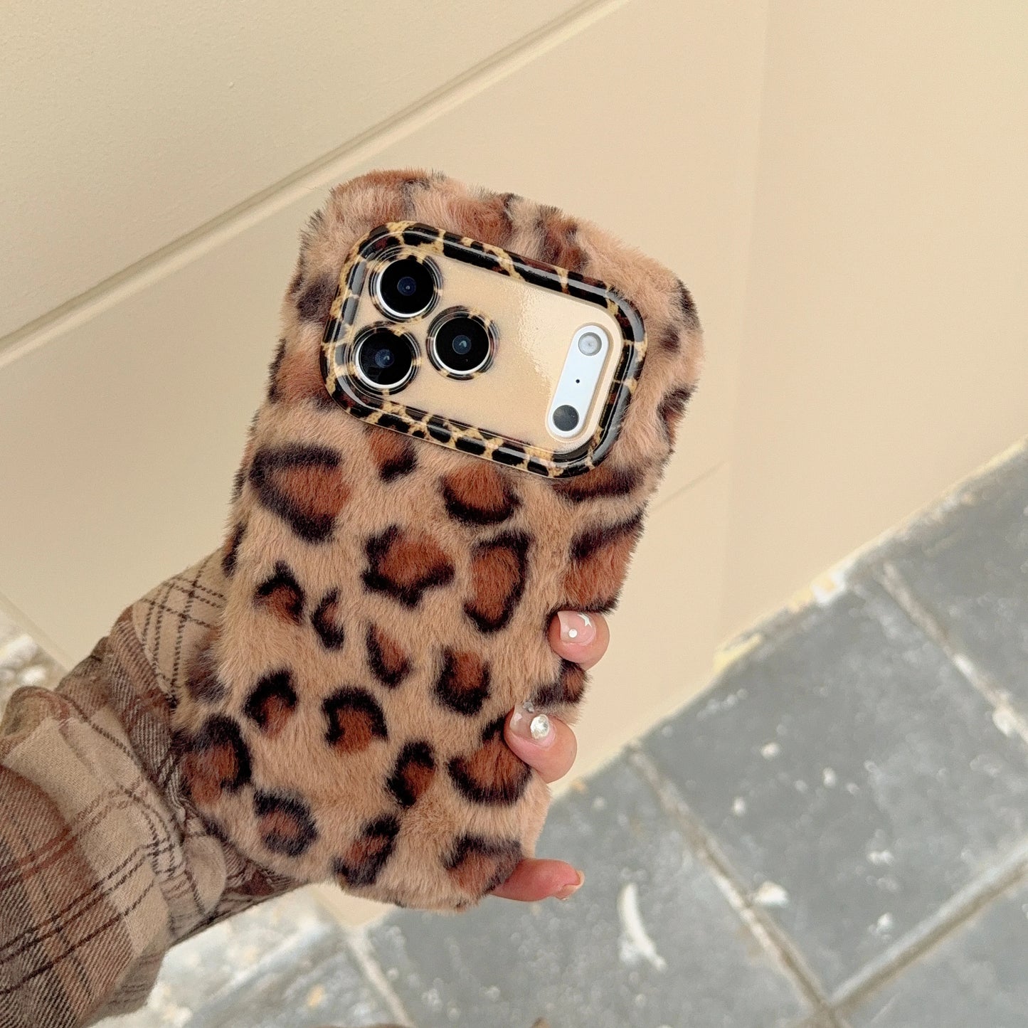 【レオパードファーポンポン】もこもこ アニマル ヒョウ柄 × ふわふわチャーム スマホケース｜iPhone対応 #250104