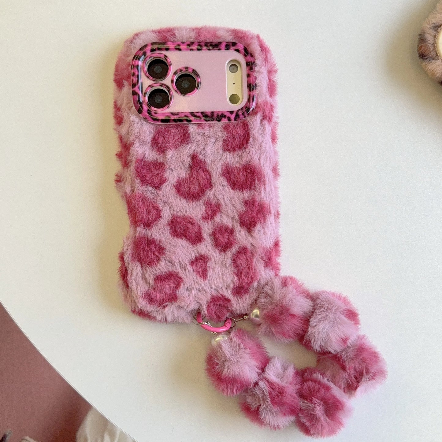 【レオパードファーポンポン】もこもこ アニマル ヒョウ柄 × ふわふわチャーム スマホケース｜iPhone対応 #250104